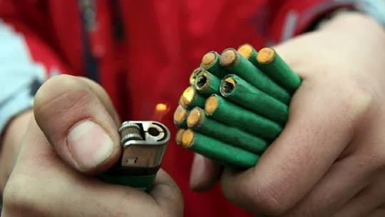 Explosión de petardo deja a bebé grave y dos niños heridos