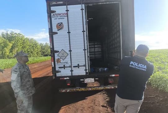 Camión de encomiendas es asaltado por un grupo armado en Capitán Meza