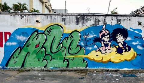Artista tapa propaganda política con grafitis de Dragon Ball