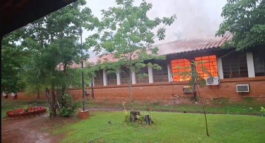 Rayo provoca incendio en colegio técnico de Eusebio Ayala