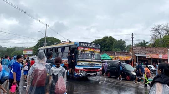 Fieles quedaron sin buses tras el retorno de Caacupé y esperaron varias horas bajo la lluvia