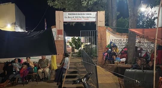 Faltan aulas y maestros: padres hacen fila toda la noche para inscribir a sus hijos