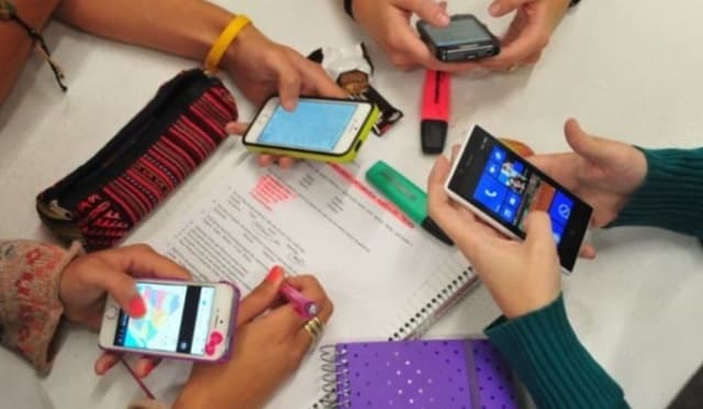 Aprueban en general la ley que prohíbe el uso de celulares en escuelas