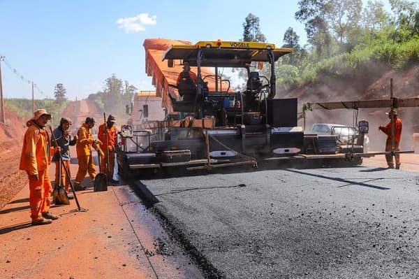 MOPC firma contrato para pavimentar la Ruta PY10