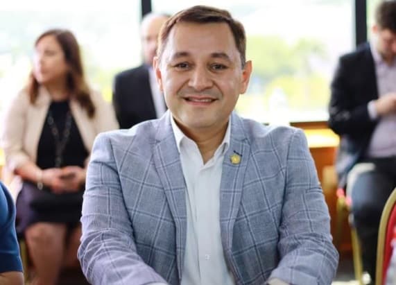 Diputado cartista propone trabas a trámites por deudas municipales