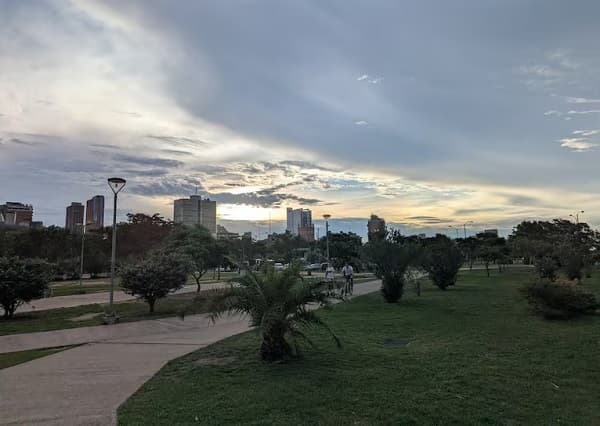 Viernes caluroso con probabilidad de chaparrones