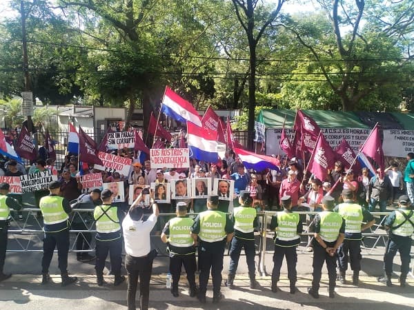 Oposición exige renuncia de seis ministros de la Corte tras reunión secreta con Peña