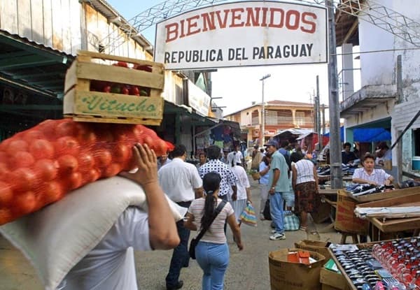 Compras récord: argentinos cruzan a Paraguay por precios