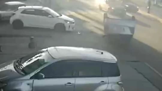 Maniobra imprudente provoca triple choque y vuelco en Eusebio Ayala