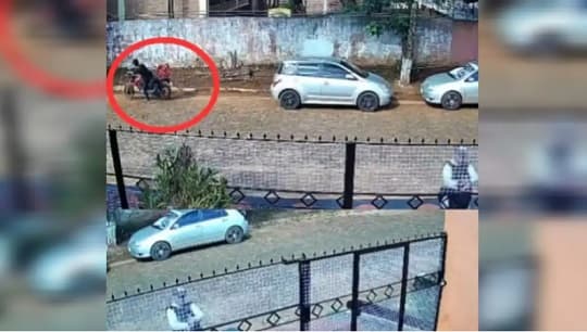 Delivery aplaudió una casa para entregar un pedido, dejó su moto encendida con las llaves y en segundos se la robaron