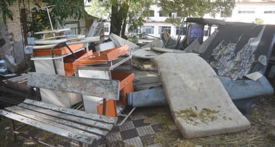 Lo que el IPS esconde tras su edificio: camas abandonadas, residuos médicos y promesas de limpieza