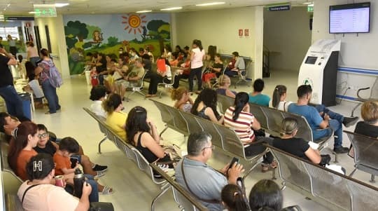 Asegurados del IPS enfrentan la falta de turnos y la escasez de medicamentos