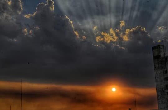 Jueves caluroso e inestable, con máximas de hasta 37 °C