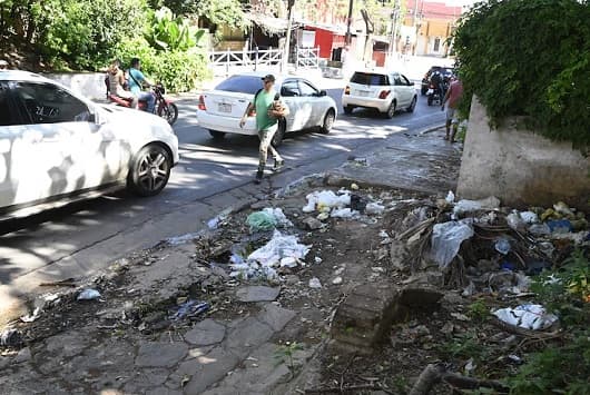Lambaré, entre basura acumulada, baches y veredas bloqueadas a pasos de la Municipalidad