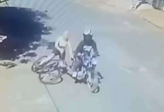 Mujer fue manoseada mientras circulaba en bicicleta y cayó al pavimento