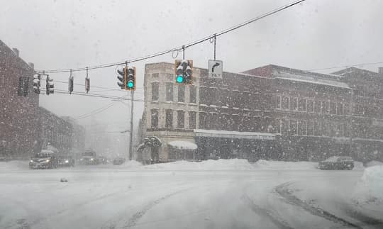 Nueva York activa la emergencia estatal ante una intensa tormenta de nieve y frío extremo