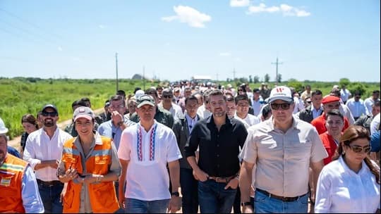 En una actividad de obras viales del Bajo Chaco, Peña apoyó una eventual candidatura de Alliana para 2028
