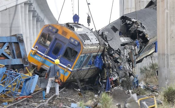 Tailandia: una grúa cayó sobre un tren de pasajeros y dejó decenas de víctimas