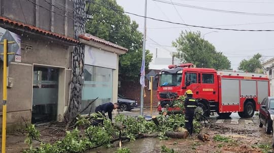 Ciclón extratropical golpeó Uruguay y dejó a miles sin luz