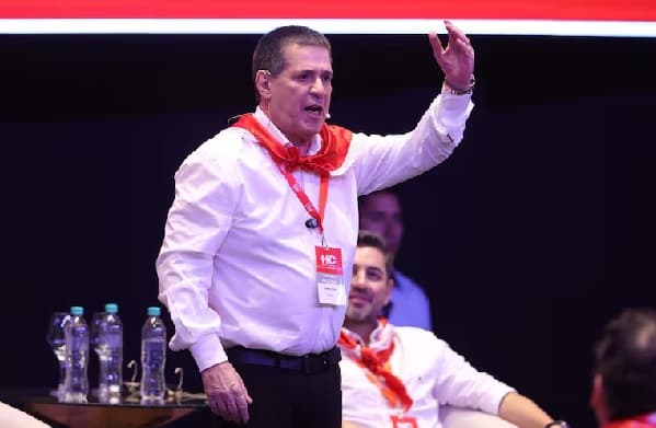 Tras crisis hipertensiva, Horacio Cartes vuelve a la escena política