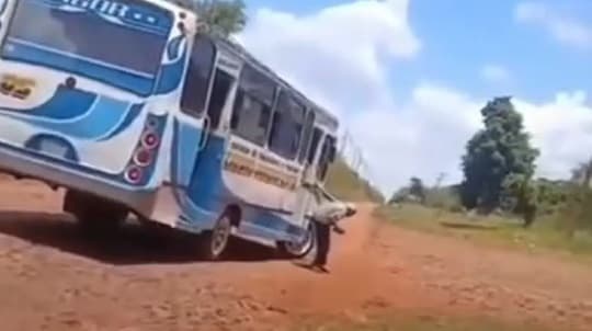 Abuelito fue bajado de un micro en CDE