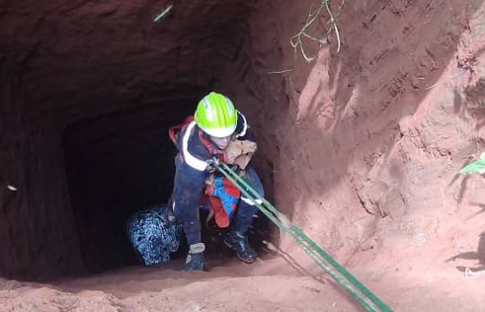 Bomberos salvan a perro de pozo en Ypané