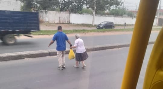 Chofer asistió a abuela para cruzar la ruta