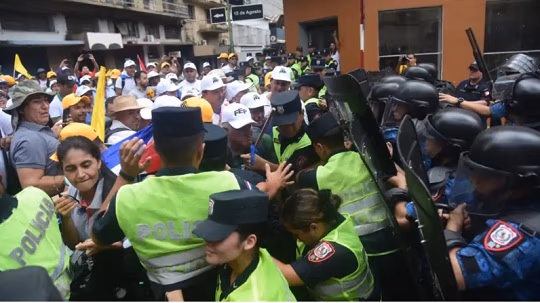 Tensión en el microcentro: barrera policial impide que manifestantes vuelvan al Congreso