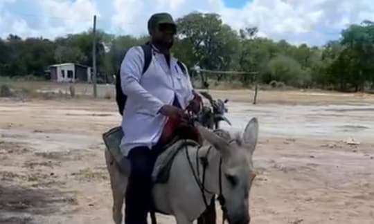 Médico recorre el Chaco en burro para atender pacientes
