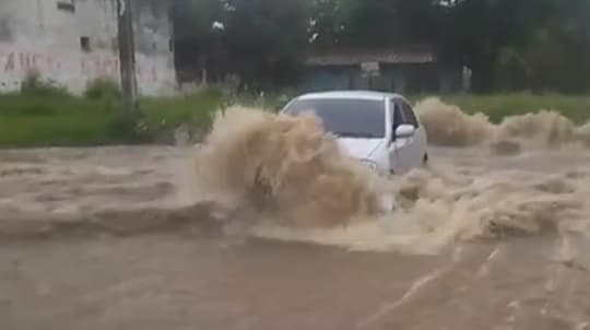 Lambaré: vecinos salvan a mujer en pleno temporal