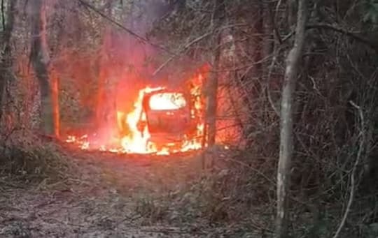 Capitán Meza: hombre quemó el auto de su pareja y se dio a la fuga