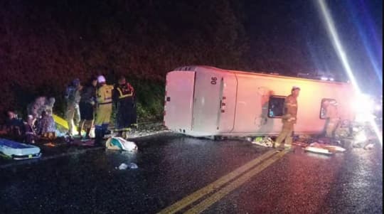 Bus con chapa paraguaya vuelca en Brasil y deja un fallecido