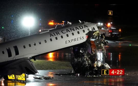 Avión de Air Canada choca con camión de bomberos en Nueva York