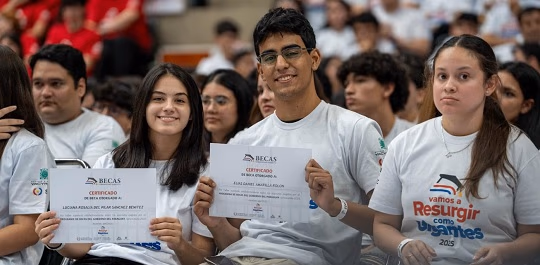 Gobierno amplía becas y suma más beneficiarios