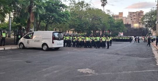 Policía activa seguridad por marcha docente