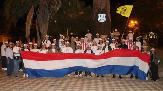 Docentes se concentran en el centro de Asunción desde la madrugada