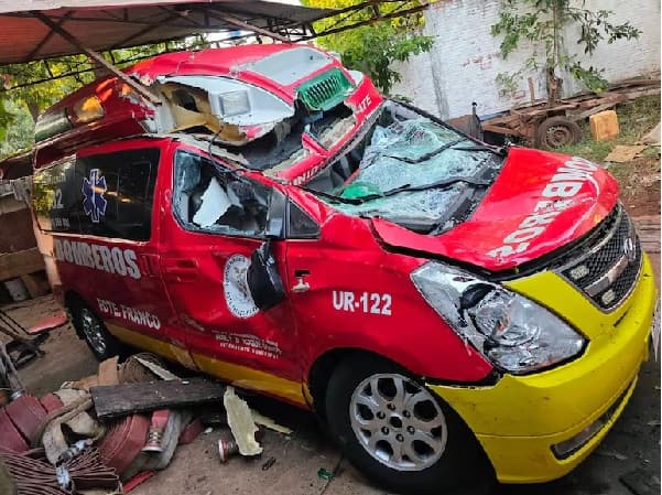 Bomberos de Presidente Franco pierden ambulancia tras accidente