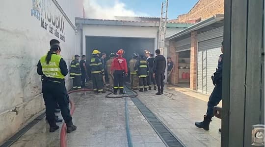 Bomberos controlan incendio en depósitos de telas y fuegos artificiales