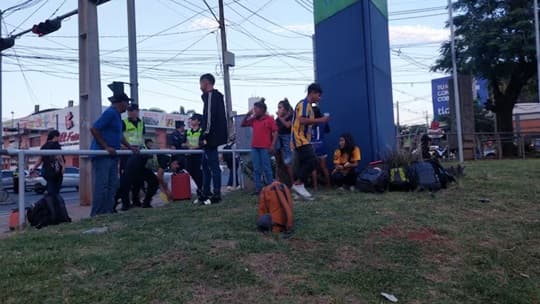 Indígenas denuncian restricciones frente a la Estación de Buses