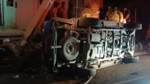 Joven impacta contra columna de la ANDE y termina volcando en Acceso Sur