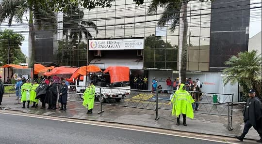 Adultos mayores resisten frente al MDS bajo tormenta