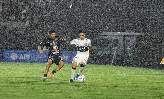 El Rayadito le amarga la noche al Decano