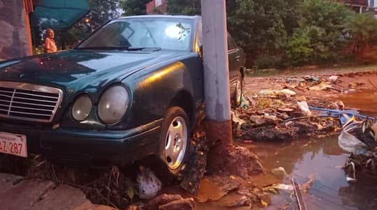 Temporal arrastra vehículos en zona de obras pluviales