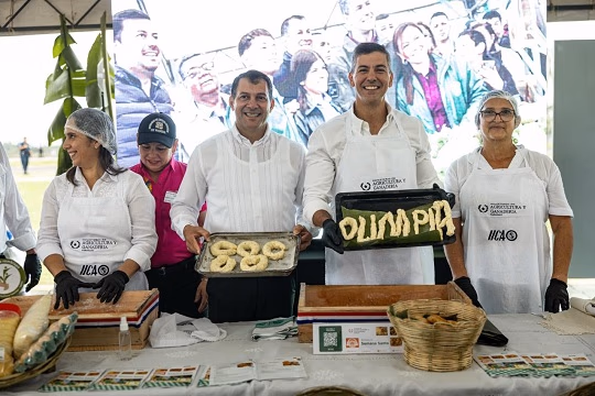 Peña hace chipa con alusión a Olimpia en feria del MAG