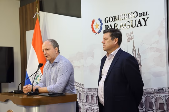 Fernández Valdovinos descarta renuncia y habla de “economía de guerra”