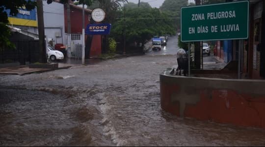 Temporal provoca inundaciones, rescates y autos atrapados en Asunción y Central