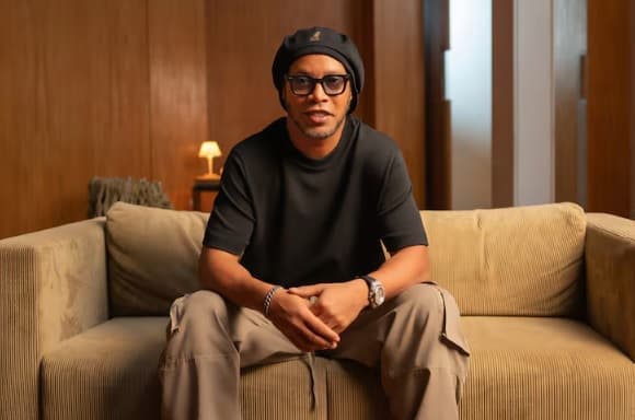 Ronaldinho llega a Netflix con su magia y polémicas