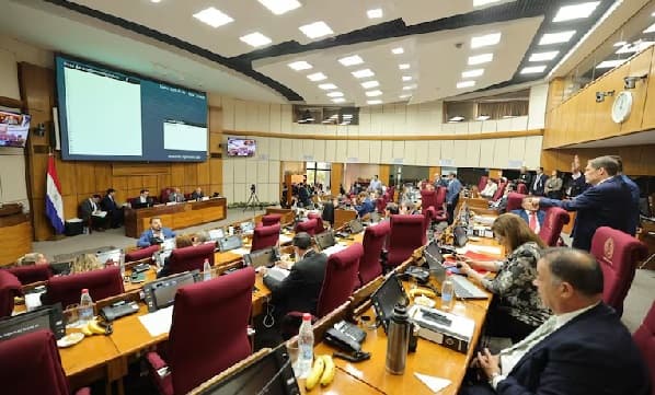 Senado retrasa reforma de la Caja Parlamentaria