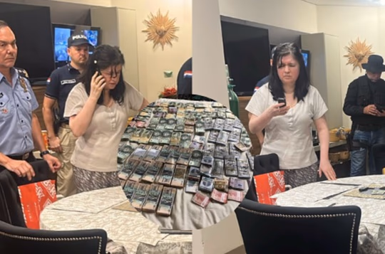 Fajos de billetes y celulares analógicos se encontraron en la casa de Dalia López